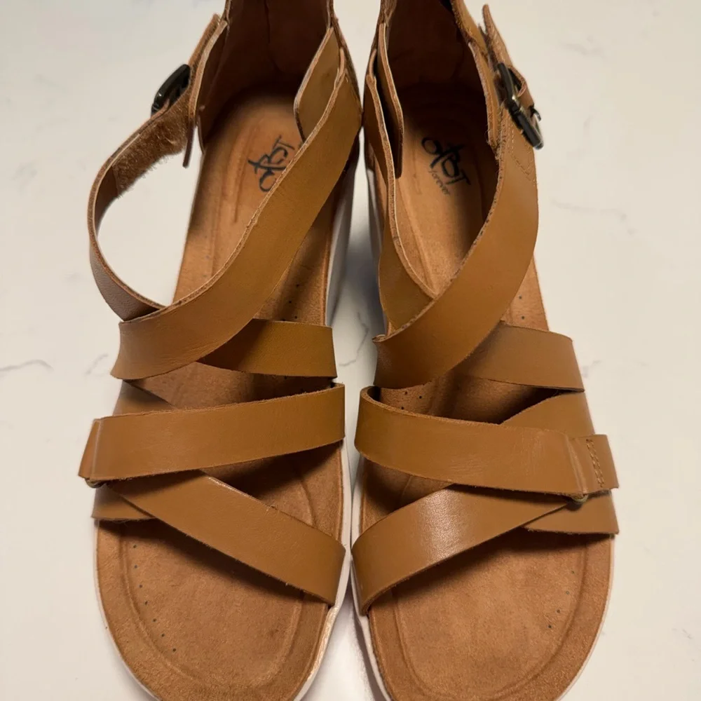 Women's OTBT TERESA Tan Wedge Sandals SIZE 7 EUC - Picture 2 of 8